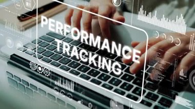 Arka planda Dijital Performans İzleme Grafikleri ve Veri Görselleştirmeleri olan Dizüstü Bilgisayara Odaklanmış Eller. Asemptotik akıllı veri analitiği.