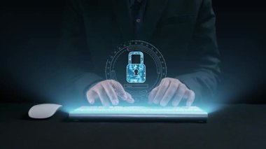 Odaklanmış bir birey, gösterişli bir ortamda veri güvenliğini ve çevrimiçi koruma yöntemlerini sembolize eden parıldayan dijital elementlerle çevriliyken bir klavyeye bağlanır. Dörtgen