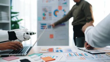 Yapay zeka teknolojisinin pazar eğilimleri ve iş stratejilerinin değerlendirilmesine yardımcı olduğu, danışmanlıktaki otomasyonu ön plana çıkardığı bir ofis ortamı. Noogenesis Yapay Zeka