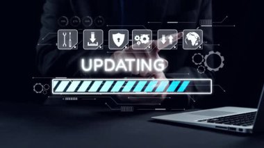 Profesyonel bir kullanıcı, dijital profilleri ve arama arayüzünün yer aldığı, insan kaynakları yönetiminde yenilikçi teknolojiler sergileyen fütüristik Smart HR AI sistemine bağlanır. Dörtgen