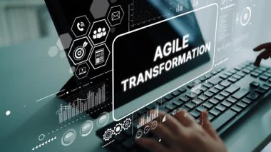 Çevik Dönüşüm Kavramlarını ve Veri Görselleştirme Elemanlarını Gösteren Dijital Ekran ile Modern Çalışma Alanı. Asemptotik akıllı veri analitiği.