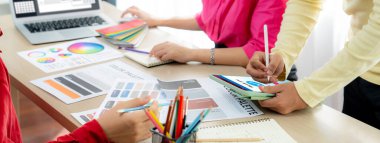 İnternet sitesinde canlı eleştiriler için çevrimiçi aplikasyon rezervasyon takvimi