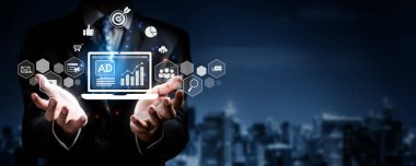 Bir işadamı, sosyal medya ortamındaki yenilik ve büyümeyi simgeleyen reklam ve analizleri gösteren bir dizüstü bilgisayarla dijital pazarlama kavramlarını sergiliyor. XDMCP