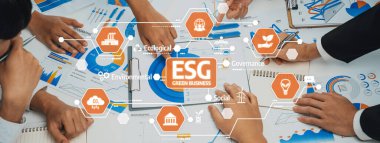 Bu resim, sürdürülebilir başarı stratejilerini vurgulayarak, çevre, sosyal ve yönetim ilkelerini yeşil bir iş bağlamında tartışan işbirlikçi bir ekibi gösteriyor. Dostluk