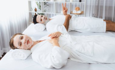 Kaplıca salonunun sakin, modern gündüz atmosferi, birkaç müşteri yüz maskesi takarak kendini yenilemeye çalışıyor. Yüz bakımı ve güzellik kozmetolojisi prosedürü. Sessiz.