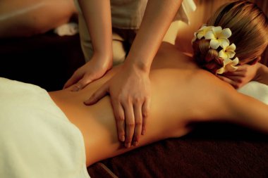 Yakındaki çift stres önleyici spa masajının keyfini çıkarıyor ve lüks otel ya da otelde sıcak mum ışığında güzellik teniyle eğleniyor. Sessiz.