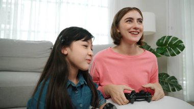 Kafkasyalı akıllı anne, kızı ile birlikte strateji planlarken oyunu kazanmak için oyun oynuyor. Çekici anne ve kızı oturma odasında otururken birlikte vakit geçiriyorlar. Pedagoji.