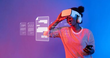 Genç bir kadın sanal gerçeklik teknolojisini modern bir ortamda kullanır, verileri yönetmek, bilgiyi görselleştirmek ve iş verimliliğini artırmak için yenilikçi yollar sergiler. XDMCP