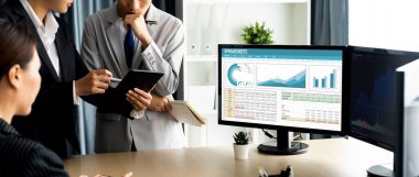 Hesap tablosu bilgi finansal başlangıç kavramı. Çevrimiçi analiz projesi için hesap tablosu belgelerinde veri ve grafikler