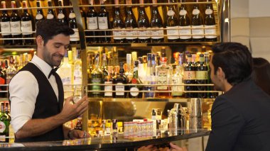 Lüks barlarda içki hazırlayan akıllı barmenlere odaklanırken gece kulübünün arka planında canlı, sıcak ışıklandırma atmosferinde VIP çiftler ile canlı sohbetler yapmak. Vinosity.