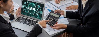 İş zekası ve veri analizi kavramı. Analizci ekibi laptop ekranında finansal veri analizi üzerinde çalışıyor. Etkili iş stratejik planlama için pazarlama göstergesi olarak. İçgörü