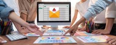 Siber saldırı konsepti. Bilgisayar ekranında görülen kötü amaçlı yazılım uyarısı ve bilgisayar sisteminde veya çevrimiçi sunucuda kaldırılacak tehdit algılaması.