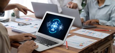 Yapay zeka etik standart hukuk ve bilgisayar ekranındaki kurallar yapay zeka etik şeffaflığının teknoloji suçunu önlediğine dair rapor sunuyor. canlı