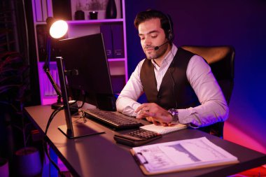 Zeki işadamı grup halinde uzaktan satış ekibiyle buluşuyor ve hedef kitle pazar veritabanındaki araştırmalarını Neon Dark Light Office 'de özel bir hizmetiyle bilgisayar üzerinde yoğunlaştırıyor. Tahmin et..