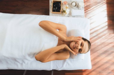 Panorama manzaralı kadın müşteri stres önleyici spa masajından zevk alıyor ve lüks otel veya oteldeki gündüz açık hava ortamında güzellik teniyle eğleniyor. Sessiz.