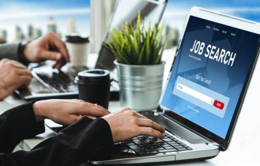 Çalışanların işe alım İnternet ağındaki iş fırsatlarını araması için mod web sitesinde online iş araması