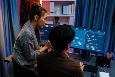 Akıllı bilişim geliştiricisi bilgisayar ekranındaki çevrimiçi web sitesinde kodlama programı uygulamasına bakıyor, ofisteki iş pazarlamasında akıllı veritabanı geliştirme sistemini analiz ediyor. İnfobahn.