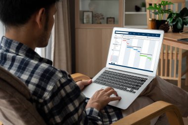 Ekip projesinin zaman çizelgesini gösteren bilgisayar ekranında, modern iş projesi yönetimi için proje planlama yazılımı