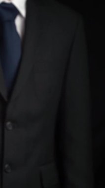 İşadamı robot sanayi devriminin ima edici teknolojisinin hologramını gösterdi. Sanal artırılmış gerçeklik, geleceksel HUD oluşturmak için 3 boyutlu görüntüleme ve animasyon ile oluşturulmuştur. .