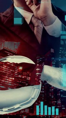 Gelecekteki bina inşaatı ve HUD hologram grafik tasarımı ile yaratıcı mühendislik projesi konsepti. İnşaat mühendisi, mimar ya da inşaat işçisi modern sivil teknoloji ile çalışıyor..