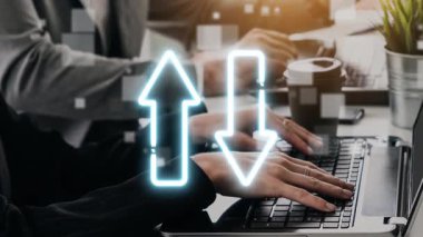 Verimliliği, değeri ve müşteri memnuniyetini arttırmak için Lean, Six Sigma ve Total Quality Management TQM kullanılarak maliyet ve kalite artışını gösteren iş konsepti. Muxer