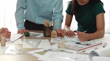 Mimarın bir videosu, şablonu ölçmek için ölçüm aletleri ve kalem kullanır. Mimar tasarım evi inşaatı stüdyoda bir masanın üzerinde, mimari plan etrafa saçılmış. Odaklan. Tanımlama.