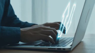 Modern dijital çalışma ortamında gelişmeyi, kaliteyi ve yeniliği simgeleyen parlak oklarla dizüstü bilgisayarda yazan profesyonel bir el yazısı. Dörtgen.