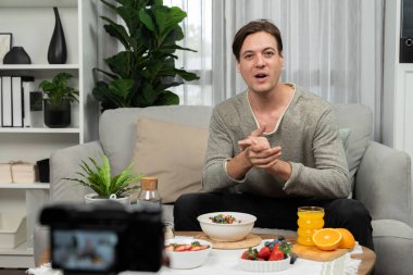 Akıllı beslenme yayın kuruluşu, taze yoğurt sosu, meyve suyu ve portakal suyu içeren sağlıklı besin seçimi sunarak, her öğünde vitamin ve lif kullanımını açıklıyor. Bireysel.