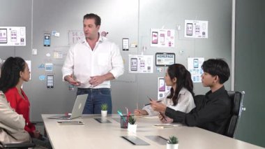 Bir grup profesyonel iş adamı Ux ve Ui tasarımı hakkında konuşuyor. İşbirlikçi çeşitli iş adamları pazarlama planı hakkında beyin fırtınası yapıyor. Birlikte çalışan iş adamları. Yönlendirici.