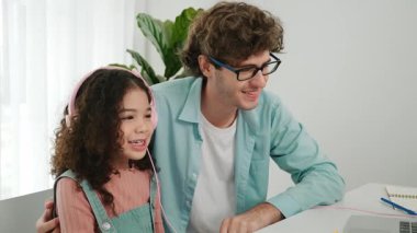 Amerikalı kız, kod yazmayı ve mühendislik yazmayı öğrenirken olumlu baba da birlikte çalışıyor ve programlama kodunu veya sistemini özenle göstermek için dizüstü bilgisayarına işaret ediyor. Pedagoji.