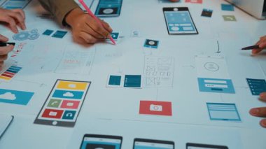 Çeşitli bireylerden oluşan bir ekip, mobil bir uygulama için dijital prototipler ve kablolar oluşturmak, yenilikçi beyin fırtınaları ve tasarım süreçleri sergilemek için işbirliği yapmaktadır. SACTR