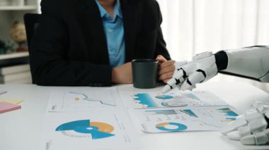 Danışmanlar yapay zeka veri analizleriyle, piyasa araştırmalarının optimize edilmesi, stratejik planlamanın geliştirilmesi ve pazarlama tekniklerinin rafine edilmesinde işbirliği yaparlar. Noogenesis Yapay Zeka