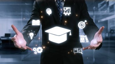 Modern bir çalışma alanında dijital simgelerle eğitim ve yenilik sergileyen bir iş adamı. Gelişmeyi ve başarıyı sembolize eden öğrenme kavramlarının görsel bir karışımı. Dörtgen