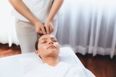 Kafkasyalı kadın stres önleyici kafa masajından ve lüks tatil beldesi ya da otel spa salonundaki modern ışık ortamında yüz güzelliği eğlencelerini şımartmaktan hoşlanıyor. Sessiz.