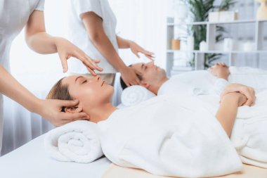 Kafkasyalı çift stres önleyici kafa masajının keyfini çıkarıyor ve lüks otellerde ya da otel spa salonlarında gündüz kaplıcalarında yüz güzelliği eğlencelerini şımartıyor. Sessiz.