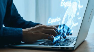 Bilgisayarda Dijital Dil Simgeleri ve Arkaplanda Dünya Grafikleri, Küresel İletişim ve Çeviri Teknolojisini Temsilen Elleri Yazıyor. Dörtgen.