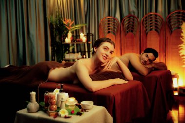 Lüks spa salonunda sıcak mum ışığı olan bir yerde deri dökülmesi tedavisi gören çift. Sağlık Spa vücut fırçasında tuz temizleme güzellik tedavisi. Sessiz.