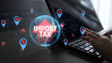 Küresel Ticaretle İlgili İthalat Vergisi ve Gümrük İthalatı Dijital Kavramı, Yüzdelik Sembollü Dizüstü bilgisayar ekranında sunuluyor. Sevkiyat.