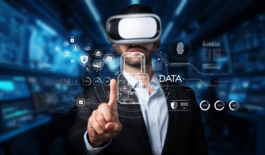 Sanal gerçeklik kulaklığı kullanan bir profesyonel, dijital ortamda siber güvenlik kavramlarını ve veri korumasını temsil eden dijital veri görselleriyle etkileşir. XDMCP