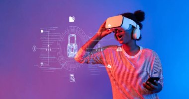 Genç bir kadın, dijital grafikler ve veri güvenliği kavramları ve teknoloji dünyasında çevrimiçi mahremiyet ile etkileşime giren canlı bir ortamda VR kulaklık kullanıyor. XDMCP