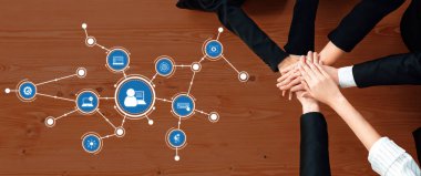 Bu görüntü, iş ortamında takım çalışmasının ve işbirliğinin özünü yakalar. Çeşitli eller bir araya toplanmış, birlik ve bağlantıyı sembolize eder. Dostluk