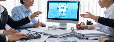 İş zekası ve veri analizi kavramı. Analizci ekibi laptop ekranında finansal veri analizi üzerinde çalışıyor. Etkili iş stratejik planlama için pazarlama göstergesi olarak. İçgörü