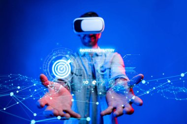 İş adamı müşteri hedef gruplarını belirlemek için verileri analiz eder, pazarlama stratejilerini rafine eder. Her hedef grubun özel ihtiyaçlarını karşılamak için iletiler gönderiliyor. EIDE