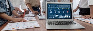 Pazarlama stratejisi planlaması için canlı yazılım bilgisayarında müşteri memnuniyeti ve değerlendirme analizi