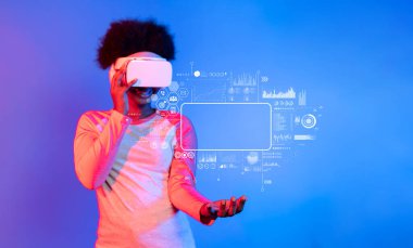 Bir kişi, yenilikçi iş stratejileri ve pazarlama analitikleri keşfeden, onları çevreleyen dinamik veri görselleştirmeleri ile sanal gerçeklik kulaklığı takar. XDMCP