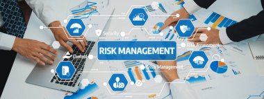 Bu resim, risk yönetimi stratejilerine odaklanmış, ticari karar verme süreçlerini geliştirmek için verileri analiz eden ve görselleştirmeleri gösteren işbirlikçi bir ortamı tasvir etmektedir. Dostluk