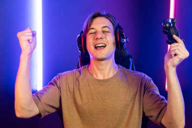 Kontrol kumandalı akıllı oyun flamasının keyfini çıkarın, modern teknoloji siber neon ışık odasında yetenekli oyuncularla çevrimiçi canlı sosyal medya grubu oyunu oynayın. Bireysel.