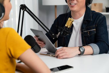 Radyo etkili sunucunun elinde tablet tutmasına, kulaklık takmasına, kadın konuşmacı sosyal medya ile canlı yayın kanalı üzerinden röportaj yapmasına ve sabah stüdyo kaydında bağlantı paylaşımına odaklanıyorum. İnfobahn.