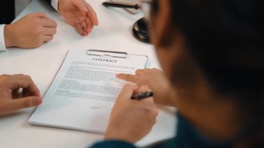 Ayrıldıktan sonra mülkleri bölüşmek için hukuk firmasının yardımıyla boşanma davası açan çiftler. Anlaşma görüşmesinde avukatın yükümlülükler sözleşmesi yardımı. Ağır çekim. Katı.