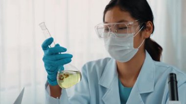 Laboratuvar araştırmacısı yeni bir ilaç geliştirir ya da tedavi eder. Laboratuvar tüpünde renkli kimyasal sıvı kullanır. Bilimsel veya kimya uzmanlığı ve laboratuvar ekipmanları ile sağlık hizmetlerinin teknolojik gelişimi. Katı.